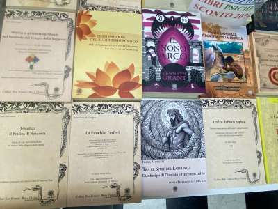 Tra i volumi spiccano le opere dedicate alle grandi tradizioni esoteriche e teosofiche...
